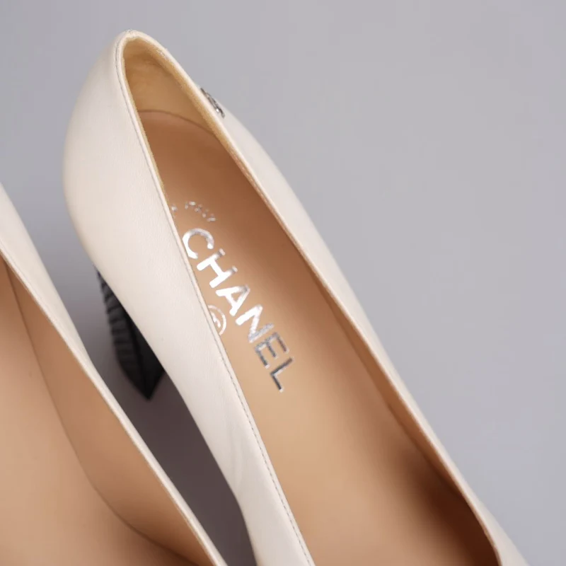Chanel klassische zweifarbige Pumps aus Leder in Beige Schwarz 38C