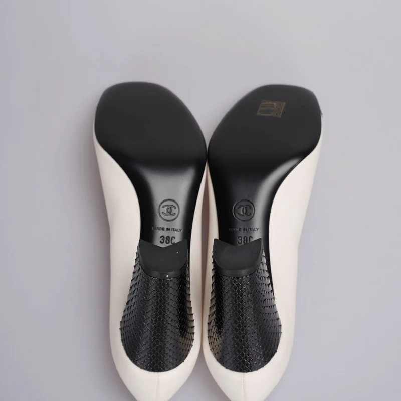 Chanel klassische zweifarbige Pumps aus Leder in Beige Schwarz 38C