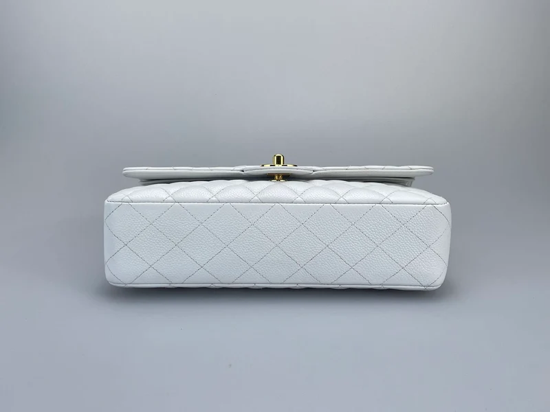 Chanel mittelgroße, klassische Flap Bag aus Kaviarleder mit goldenen Beschlägen