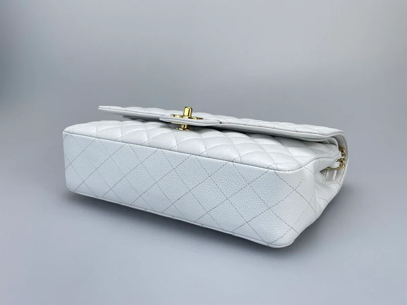 Chanel mittelgroße, klassische Flap Bag aus Kaviarleder mit goldenen Beschlägen