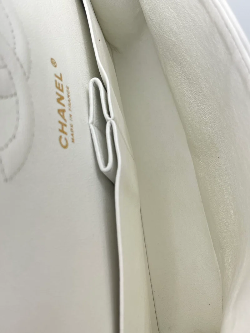 Chanel mittelgroße, klassische Flap Bag aus Kaviarleder mit goldenen Beschlägen