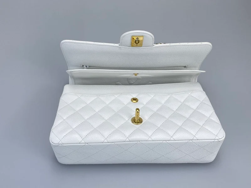 Chanel mittelgroße, klassische Flap Bag aus Kaviarleder mit goldenen Beschlägen