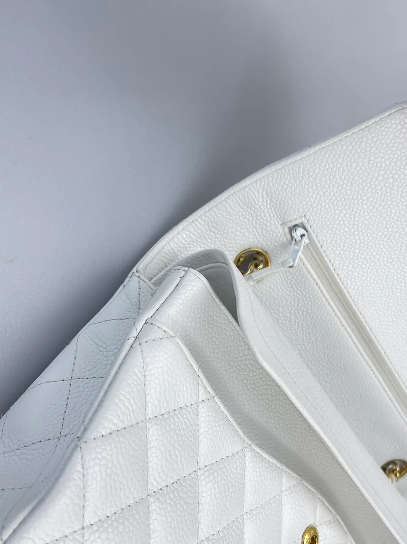 Chanel mittelgroße, klassische Flap Bag aus Kaviarleder mit goldenen Beschlägen