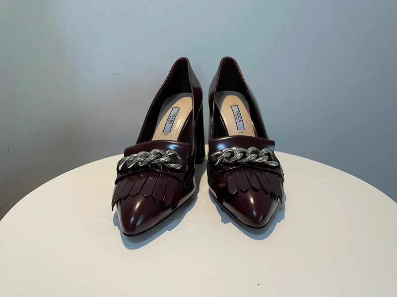 Prada Merlot Kiltie Chain Lackleder-Pumps mit Blockabsatz, Größe 39