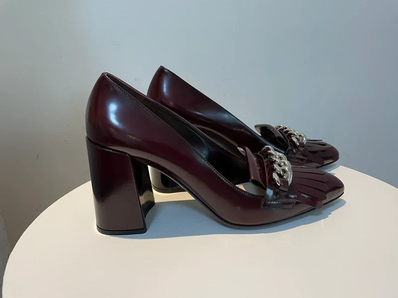 Prada Merlot Kiltie Chain Lackleder-Pumps mit Blockabsatz, Größe 39