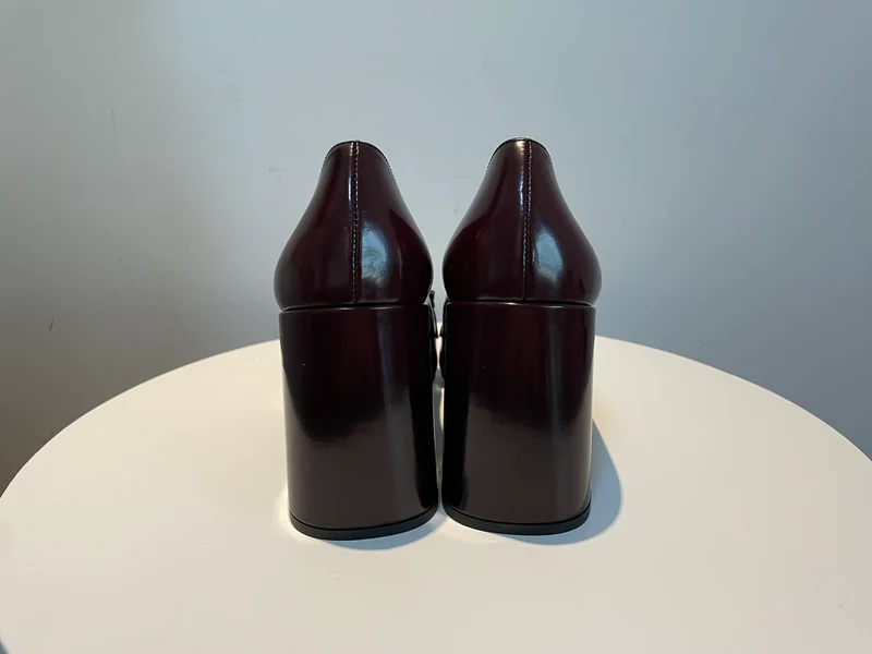 Prada Merlot Kiltie Chain Lackleder-Pumps mit Blockabsatz, Größe 39