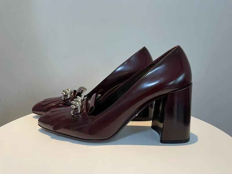 Prada Merlot Kiltie Chain Lackleder-Pumps mit Blockabsatz, Größe 39