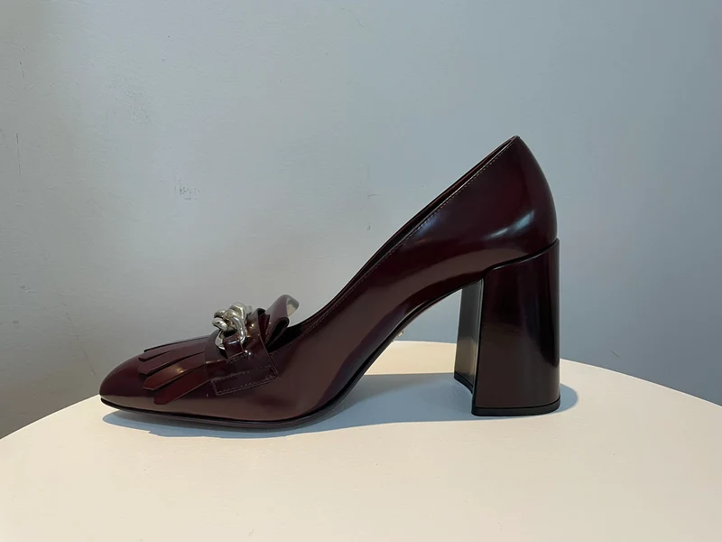 Prada Merlot Kiltie Chain Lackleder-Pumps mit Blockabsatz, Größe 39
