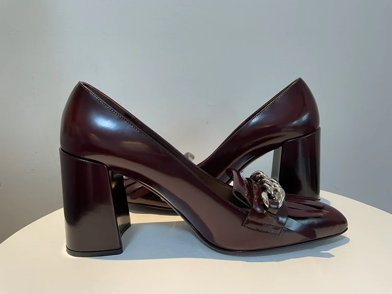 Prada Merlot Kiltie Chain Lackleder-Pumps mit Blockabsatz, Größe 39