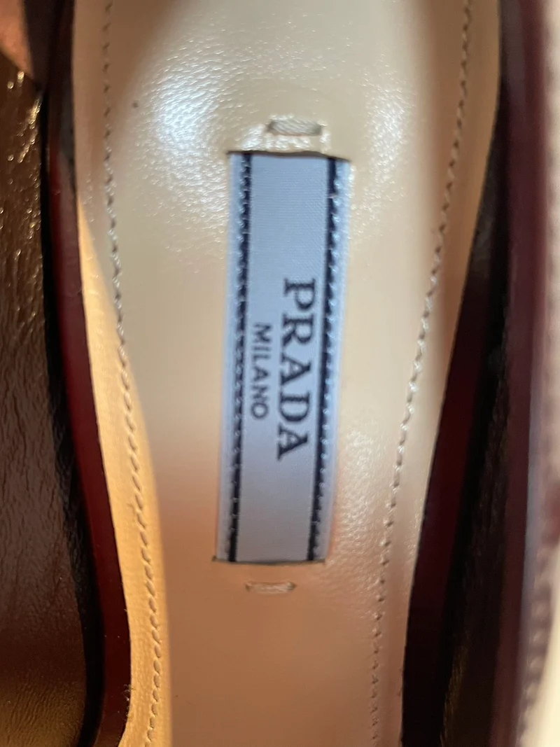 Prada Merlot Kiltie Chain Lackleder-Pumps mit Blockabsatz, Größe 39
