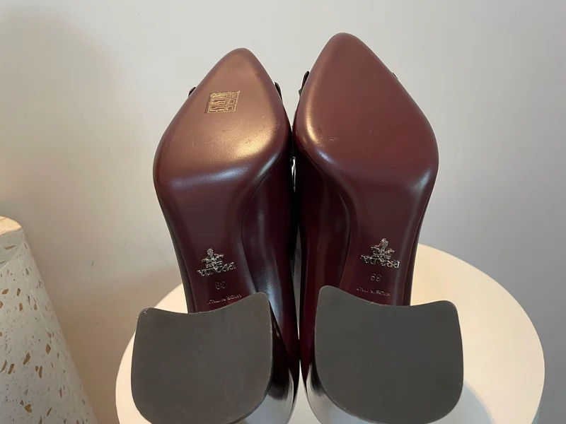 Prada Merlot Kiltie Chain Lackleder-Pumps mit Blockabsatz, Größe 39