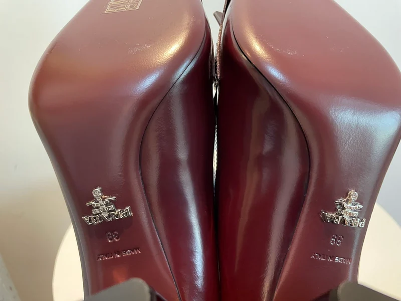 Prada Merlot Kiltie Chain Lackleder-Pumps mit Blockabsatz, Größe 39