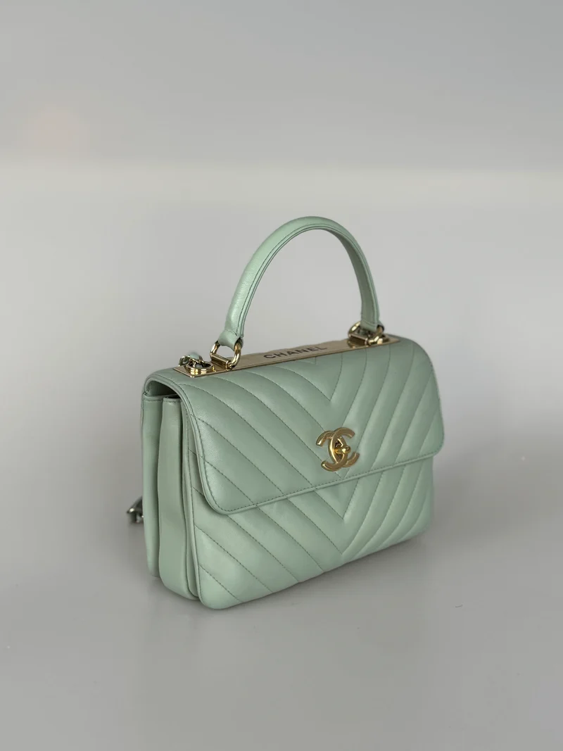 CHANEL Kleine, trendige CC-Flap-Tasche aus Lammleder mit Chevron-Steppung und zwei Griffen, Hellgrün