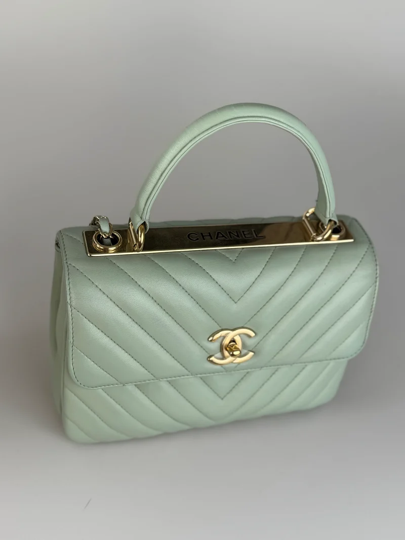 CHANEL Kleine, trendige CC-Flap-Tasche aus Lammleder mit Chevron-Steppung und zwei Griffen, Hellgrün