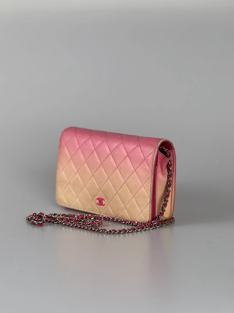 Chanel Geldbörse mit Kette WOC Dunkelrosa verblasstes Lammleder