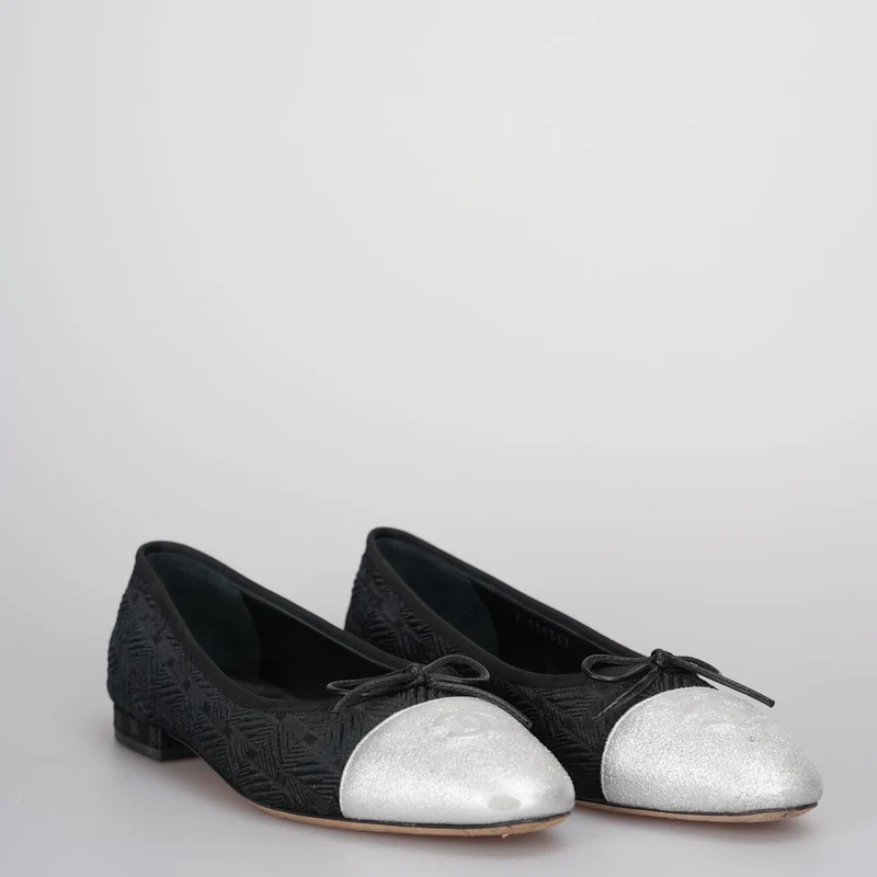Chanel Ballerinas mit CC-Schleife und Kappe aus schwarzem/silbernem Leder, Größe 37