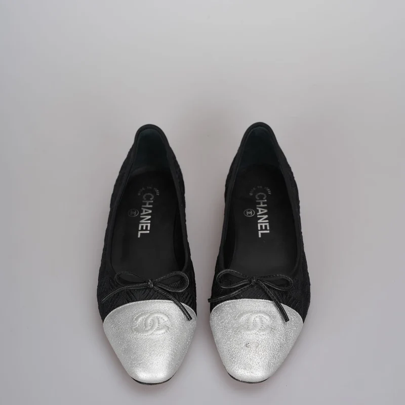Chanel Ballerinas mit CC-Schleife und Kappe aus schwarzem/silbernem Leder, Größe 37