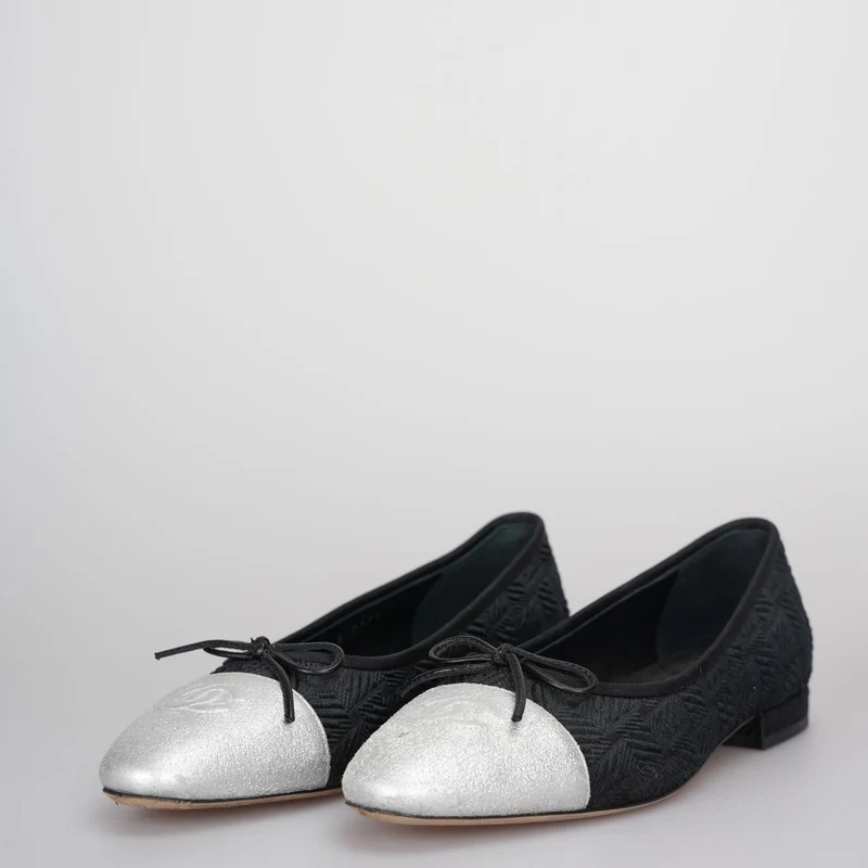 Chanel Ballerinas mit CC-Schleife und Kappe aus schwarzem/silbernem Leder, Größe 37