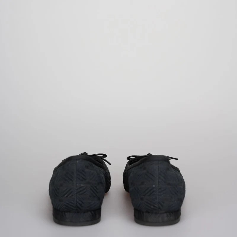 Chanel Ballerinas mit CC-Schleife und Kappe aus schwarzem/silbernem Leder, Größe 37