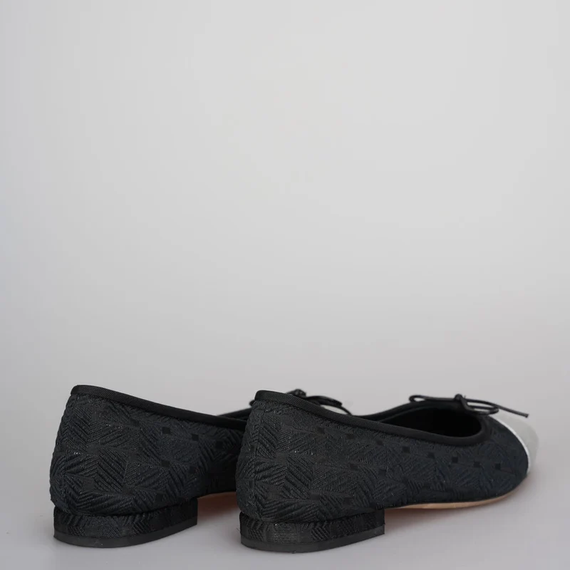 Chanel Ballerinas mit CC-Schleife und Kappe aus schwarzem/silbernem Leder, Größe 37