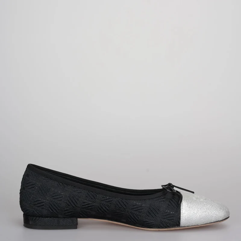 Chanel Ballerinas mit CC-Schleife und Kappe aus schwarzem/silbernem Leder, Größe 37