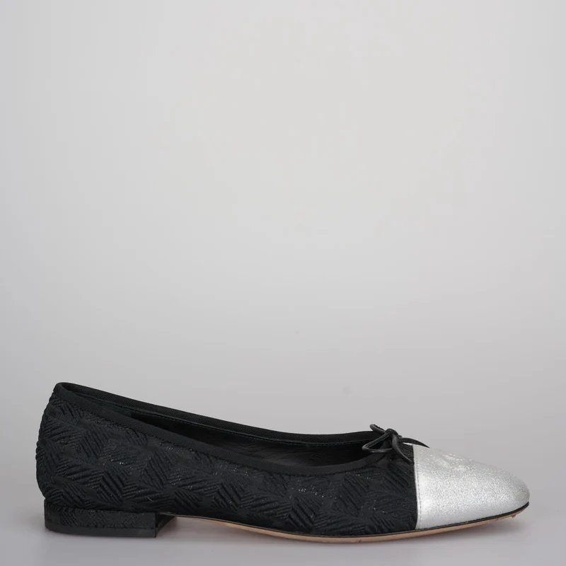 Chanel Ballerinas mit CC-Schleife und Kappe aus schwarzem/silbernem Leder, Größe 37
