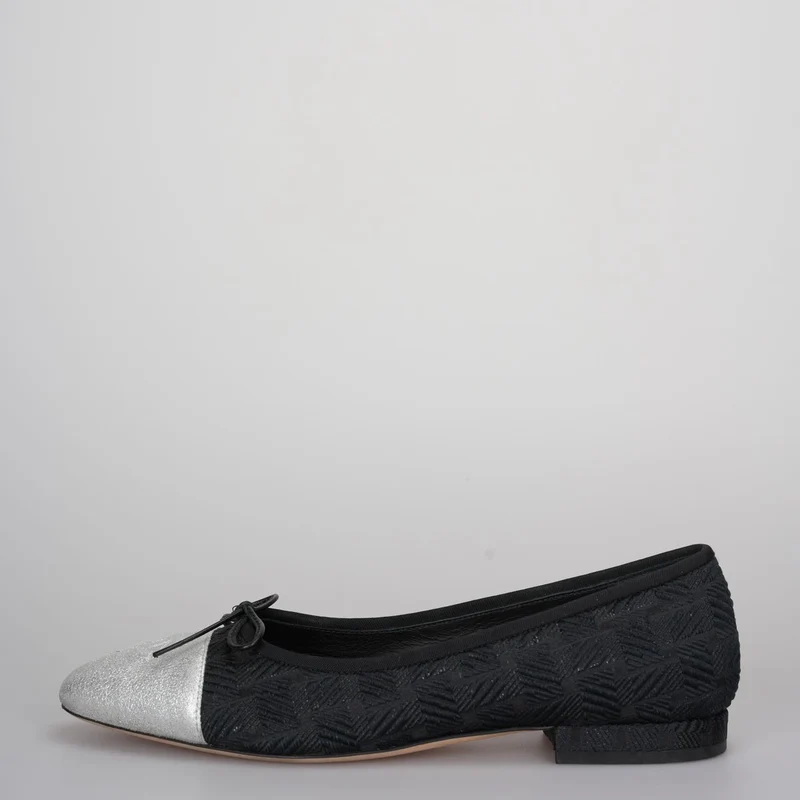 Chanel Ballerinas mit CC-Schleife und Kappe aus schwarzem/silbernem Leder, Größe 37