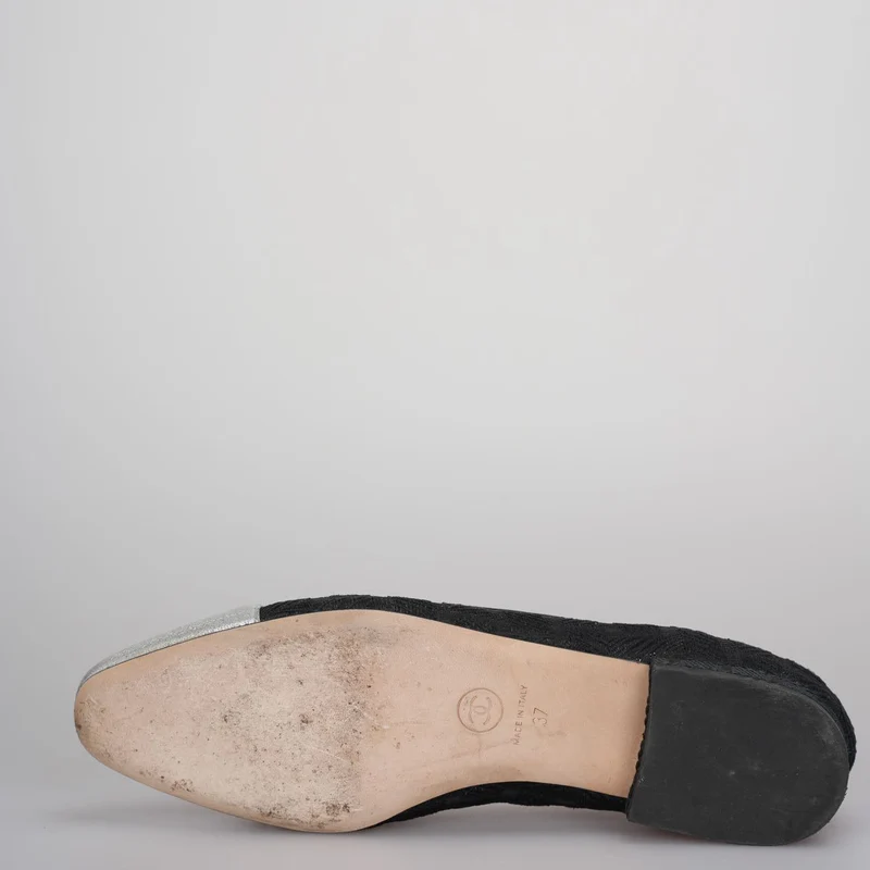 Chanel Ballerinas mit CC-Schleife und Kappe aus schwarzem/silbernem Leder, Größe 37