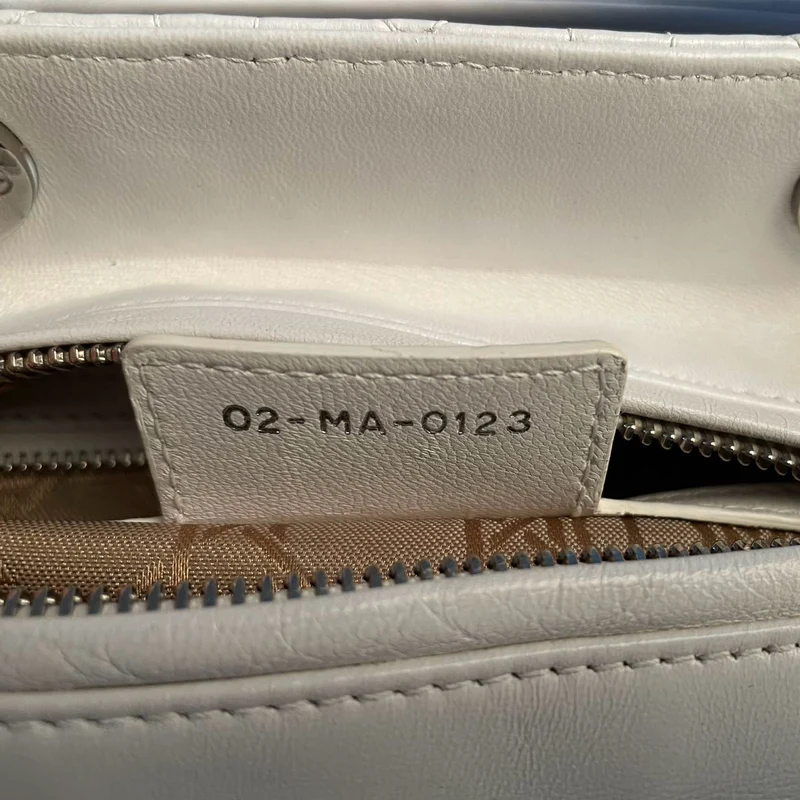 Christian Dior Weiße mittelgroße Lady Dior Tasche aus Cannage-Lammleder mit silberner Hardware