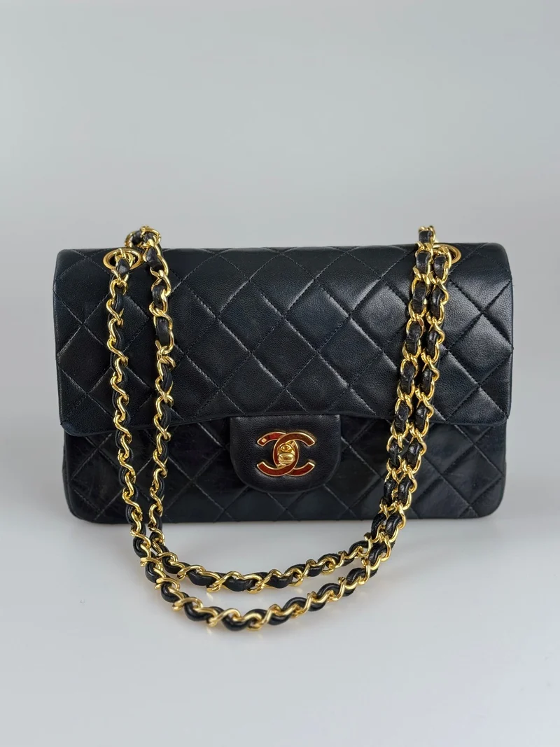 Chanel Vintage zeitlose Flap Bag klein schwarz golden