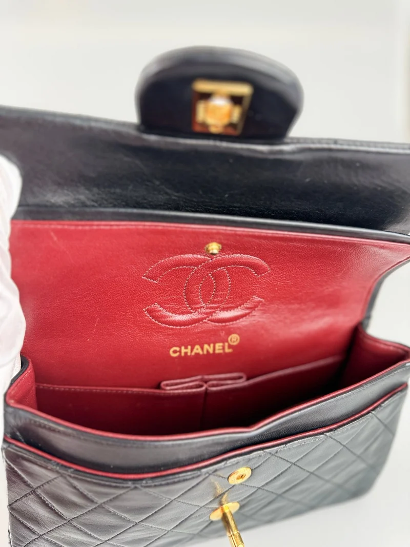 Chanel Vintage zeitlose Flap Bag klein schwarz golden