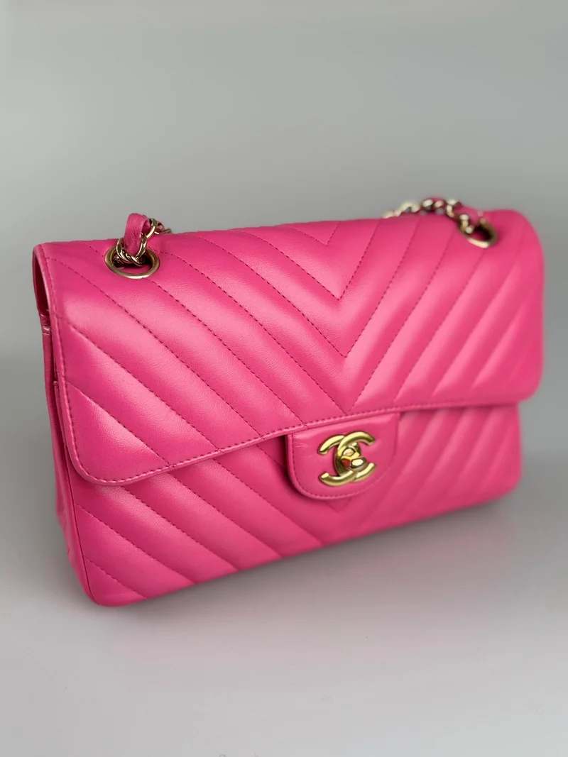 Chanel – Kleine, rosafarbene klassische Doppel-Flap-Tasche aus Chevron-Lammleder mit goldenen Beschlägen