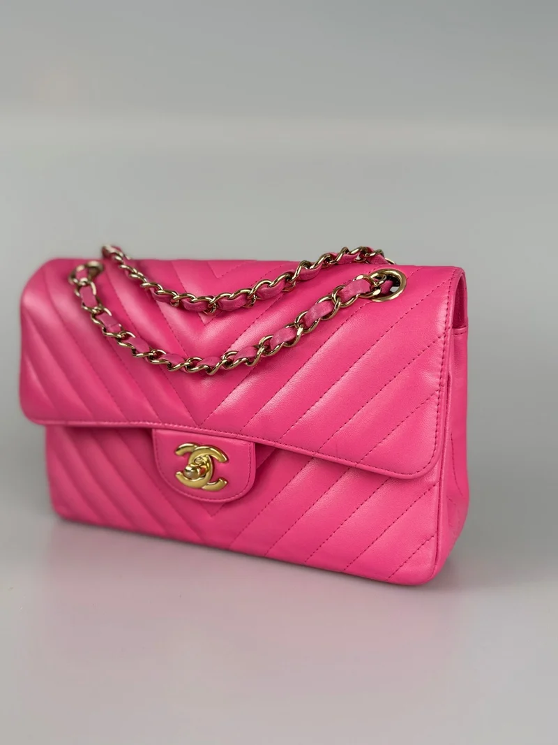 Chanel – Kleine, rosafarbene klassische Doppel-Flap-Tasche aus Chevron-Lammleder mit goldenen Beschlägen