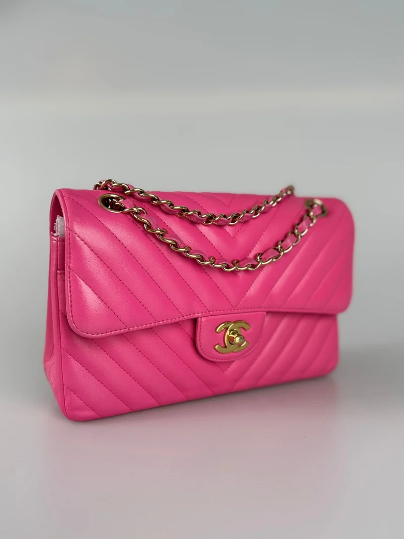 Chanel – Kleine, rosafarbene klassische Doppel-Flap-Tasche aus Chevron-Lammleder mit goldenen Beschlägen