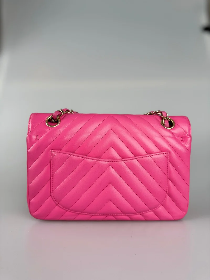 Chanel – Kleine, rosafarbene klassische Doppel-Flap-Tasche aus Chevron-Lammleder mit goldenen Beschlägen