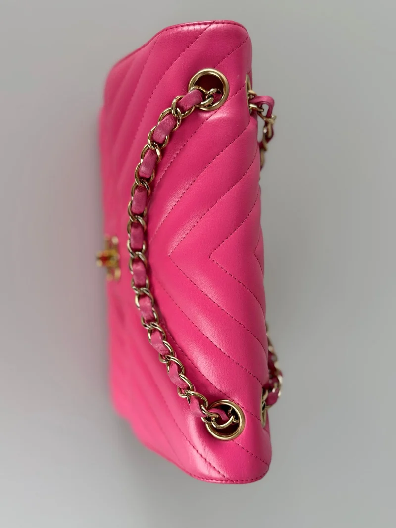 Chanel – Kleine, rosafarbene klassische Doppel-Flap-Tasche aus Chevron-Lammleder mit goldenen Beschlägen