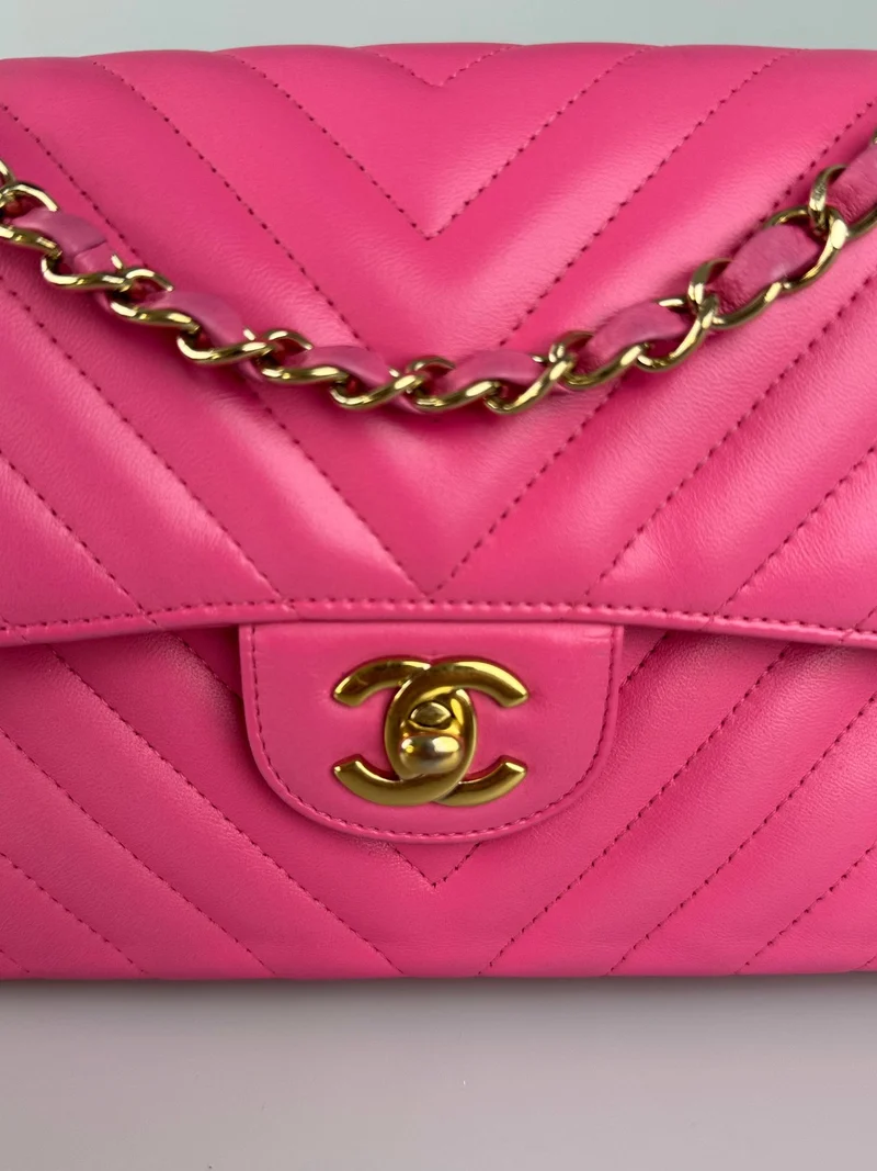Chanel – Kleine, rosafarbene klassische Doppel-Flap-Tasche aus Chevron-Lammleder mit goldenen Beschlägen