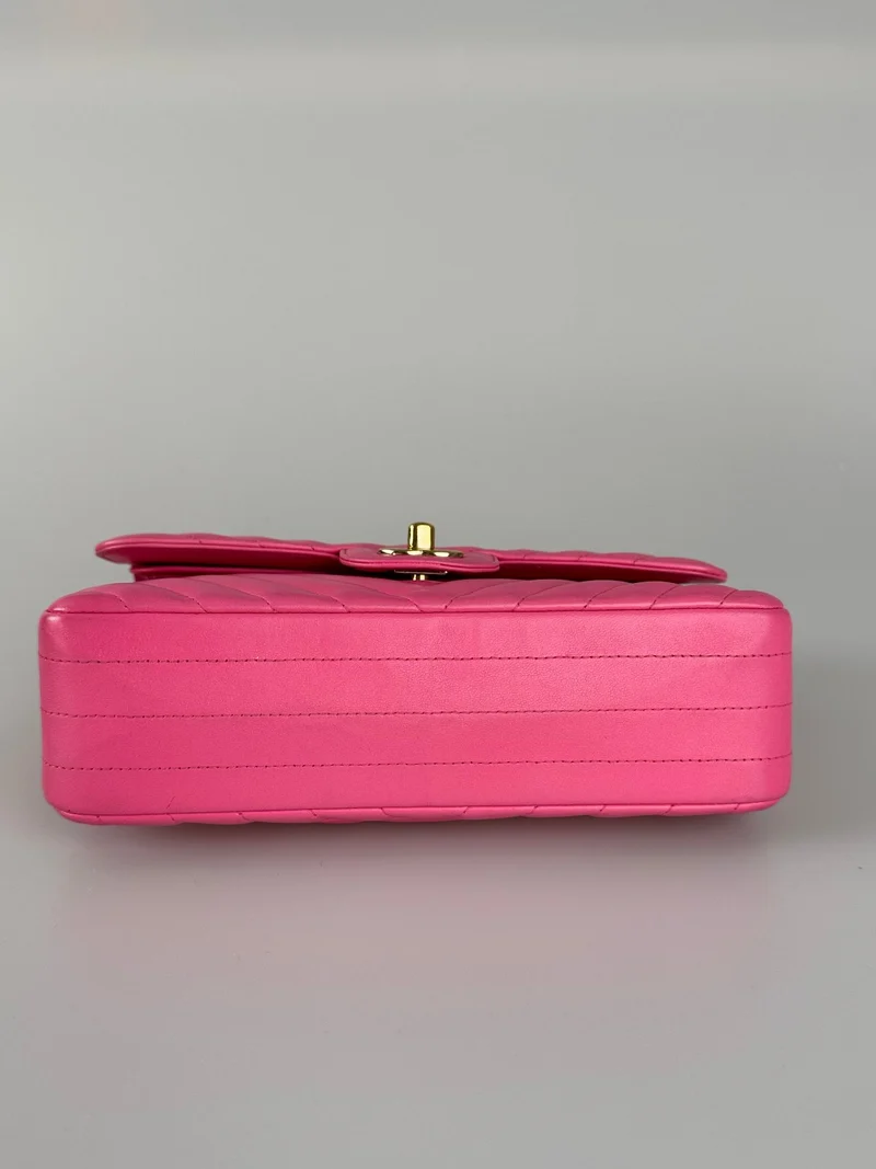 Chanel – Kleine, rosafarbene klassische Doppel-Flap-Tasche aus Chevron-Lammleder mit goldenen Beschlägen
