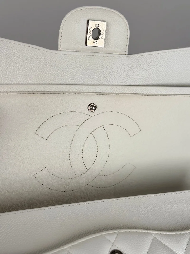 Chanel White Jumbo Classic Double Flap Bag aus Kaviarleder mit silberner Hardware