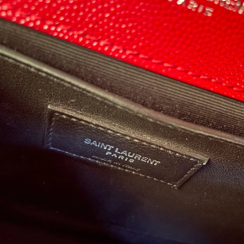 Saint Laurent Rote Grain De Poudre Umhängetasche mit mittlerem Umschlag