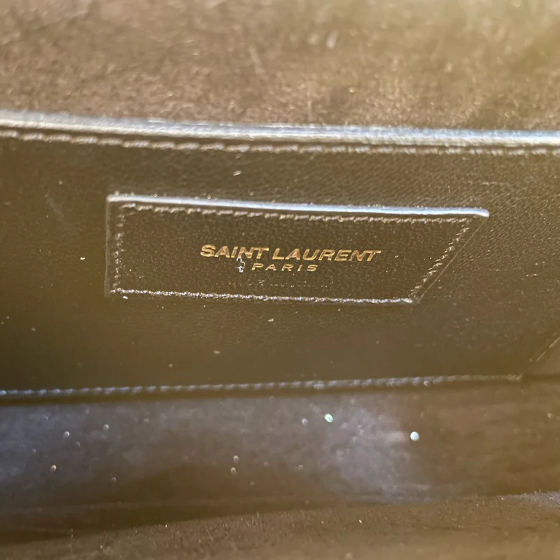 Saint Laurent – ​​Klassische Clutch aus goldmetallicfarbenem Kalbsleder mit geprägtem Monogramm und Quaste