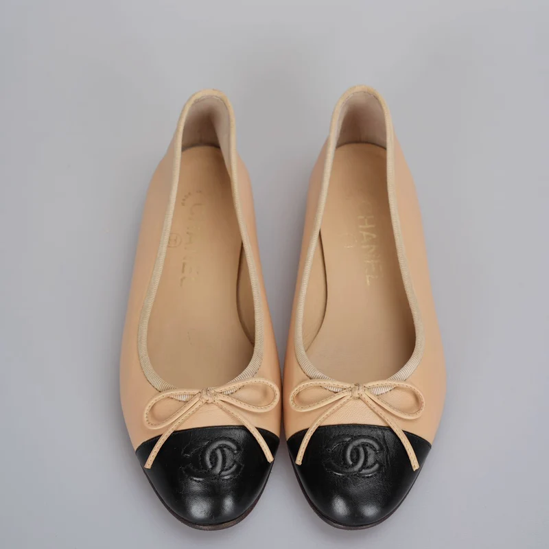 Chanel Beige/Schwarzes Leder CC Schleife Cap Toe Ballerinas Größe 35 .5