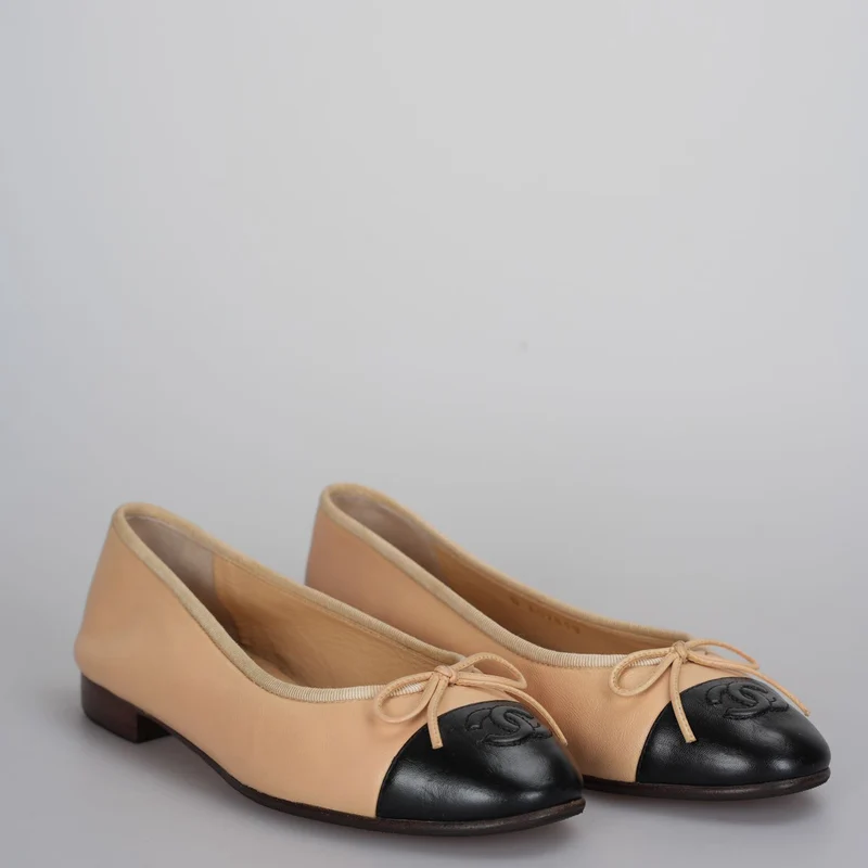 Chanel Beige/Schwarzes Leder CC Schleife Cap Toe Ballerinas Größe 35 .5