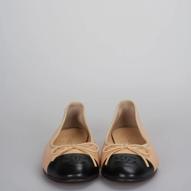Chanel Beige/Schwarzes Leder CC Schleife Cap Toe Ballerinas Größe 35 .5
