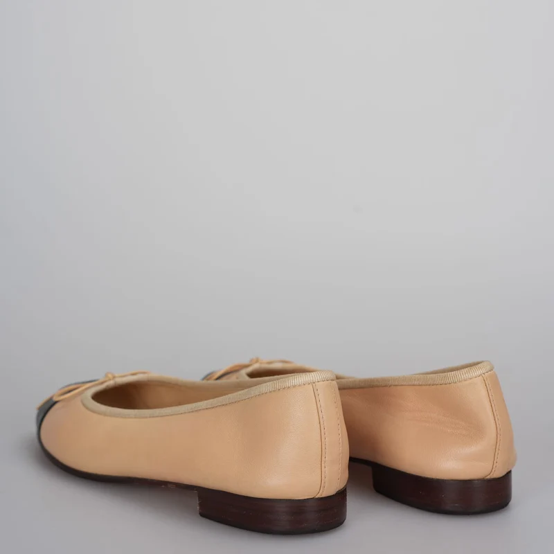 Chanel Beige/Schwarzes Leder CC Schleife Cap Toe Ballerinas Größe 35 .5