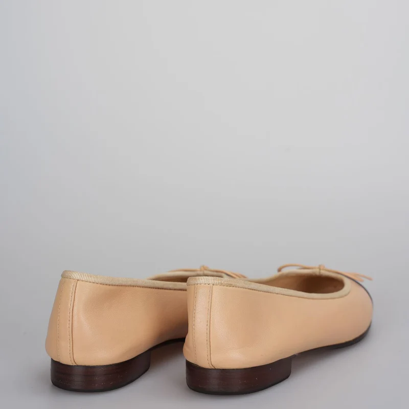 Chanel Beige/Schwarzes Leder CC Schleife Cap Toe Ballerinas Größe 35 .5