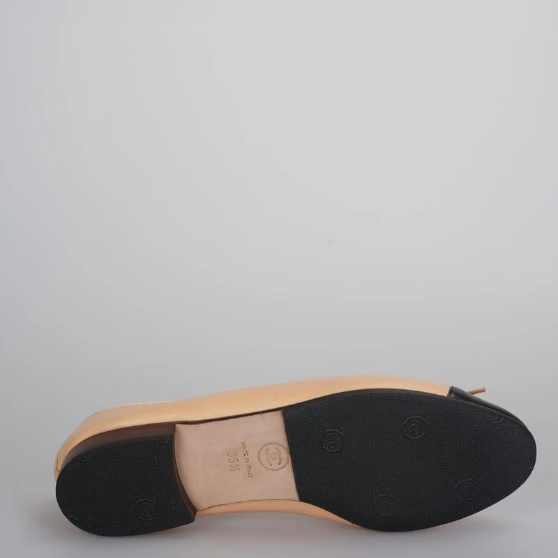 Chanel Beige/Schwarzes Leder CC Schleife Cap Toe Ballerinas Größe 35 .5