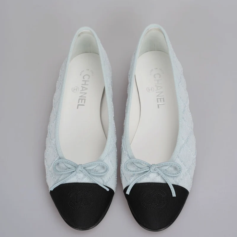 Chanel Denim bestickte Ballerinas mit CC-Cap-Toe aus Ripsband, Hellblau und Schwarz, Größe 38.5