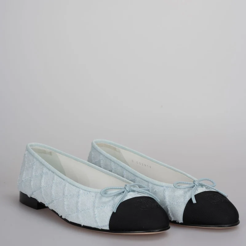 Chanel Denim bestickte Ballerinas mit CC-Cap-Toe aus Ripsband, Hellblau und Schwarz, Größe 38.5