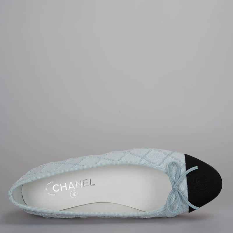 Chanel Denim bestickte Ballerinas mit CC-Cap-Toe aus Ripsband, Hellblau und Schwarz, Größe 38.5